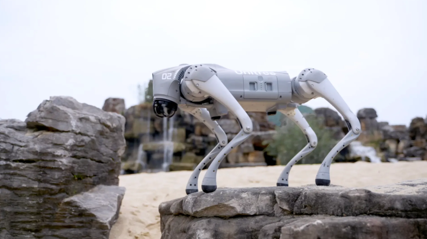 Quadruped Roboter (Roboterhund) in Industrieumgebung – unitree-g02